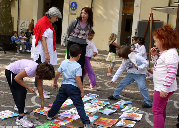 Immagine della Piazza Pisacane con i bambini al lavoro