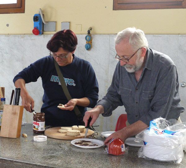 Alessandro Forni presidente dell'Associazione Culturale Menocchio e Mariangela preparano la merenda per i ragazzi